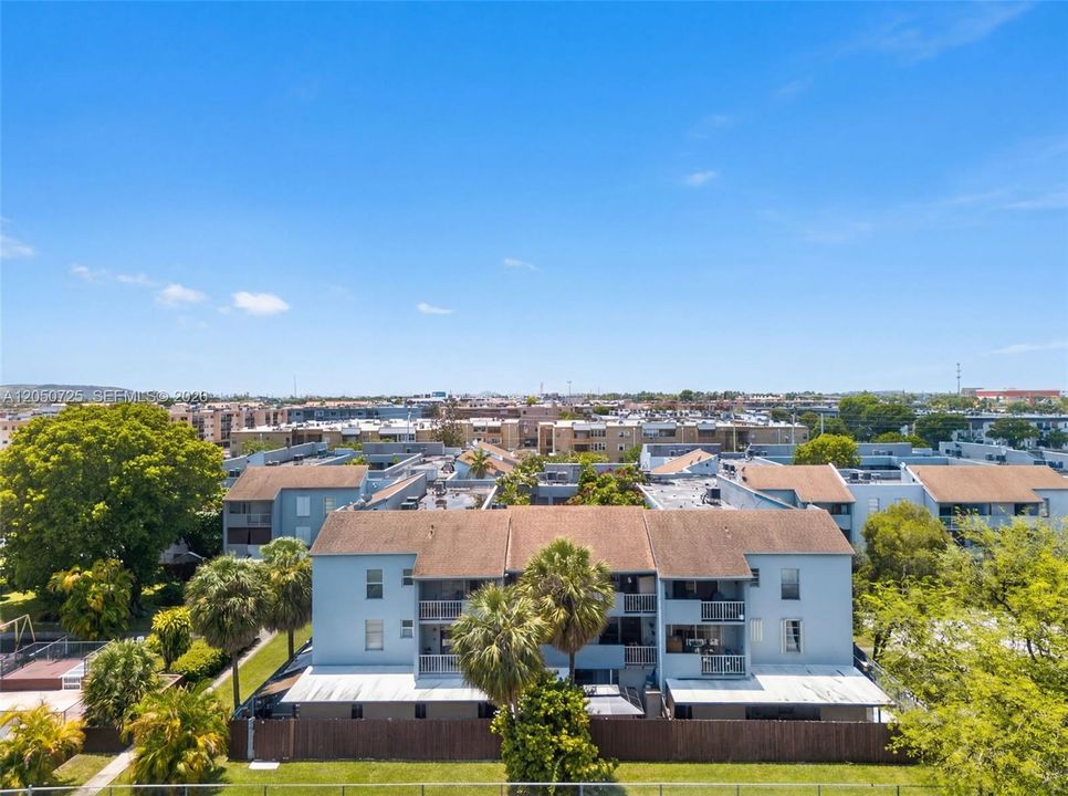For Sale: $280,000 (2 beds, 2 baths, 932 Square Feet)