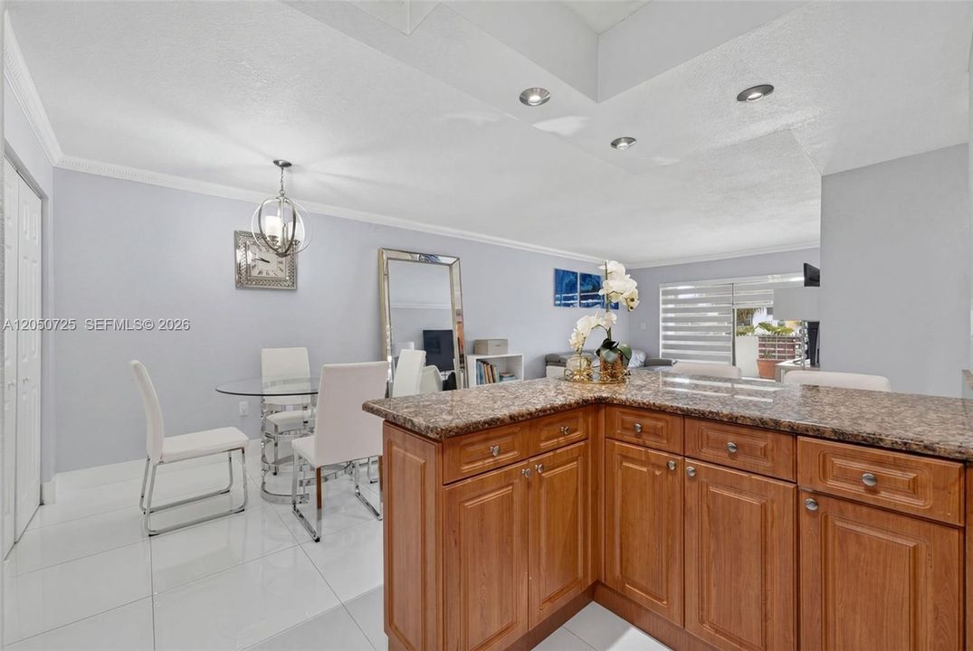 For Sale: $280,000 (2 beds, 2 baths, 932 Square Feet)