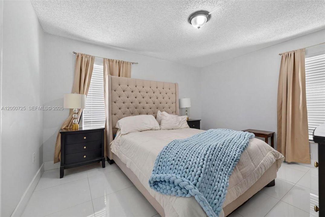 For Sale: $280,000 (2 beds, 2 baths, 932 Square Feet)
