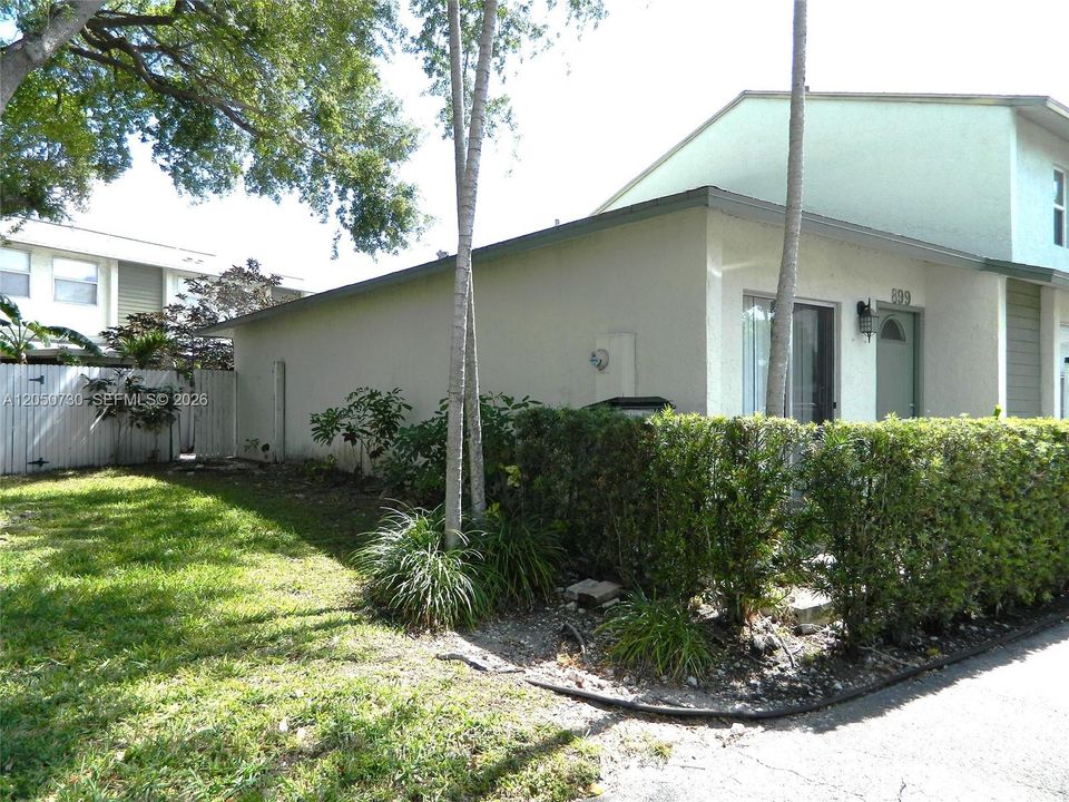For Rent: $2,300 (2 beds, 2 baths, 1000 Square Feet)