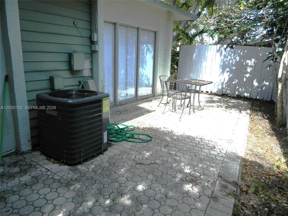 For Rent: $2,300 (2 beds, 2 baths, 1000 Square Feet)
