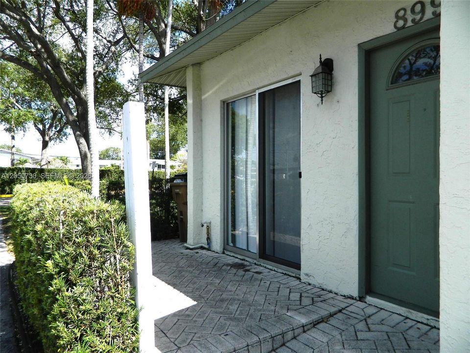For Rent: $2,300 (2 beds, 2 baths, 1000 Square Feet)