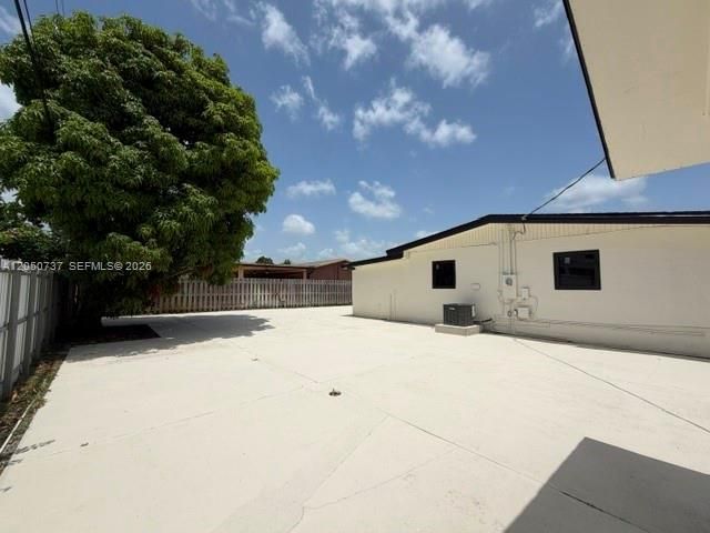 For Sale: $689,000 (5 beds, 3 baths, 1824 Square Feet)