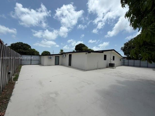For Sale: $689,000 (5 beds, 3 baths, 1824 Square Feet)