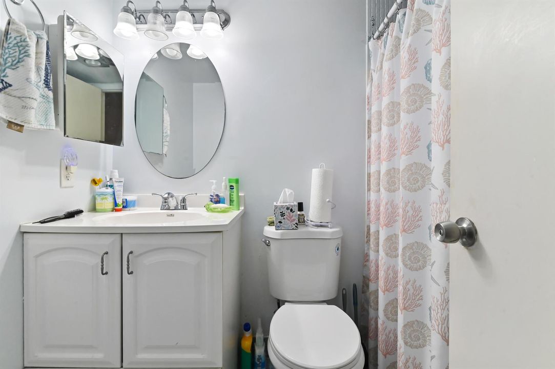 17 bathroom 01
