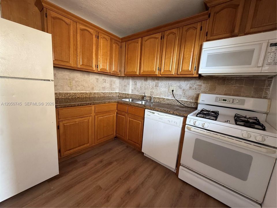 For Sale: $285,000 (2 beds, 1 baths, 997 Square Feet)