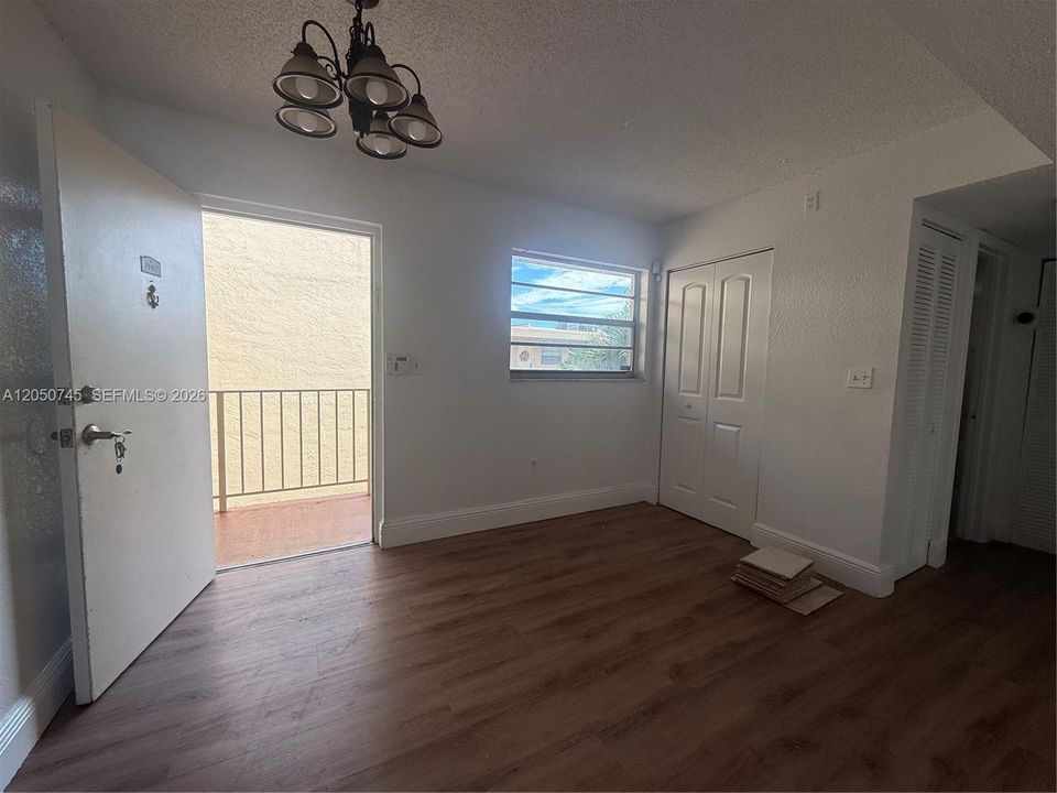 For Sale: $285,000 (2 beds, 1 baths, 997 Square Feet)