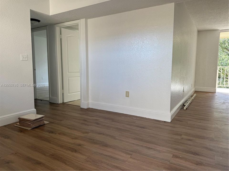 For Sale: $285,000 (2 beds, 1 baths, 997 Square Feet)