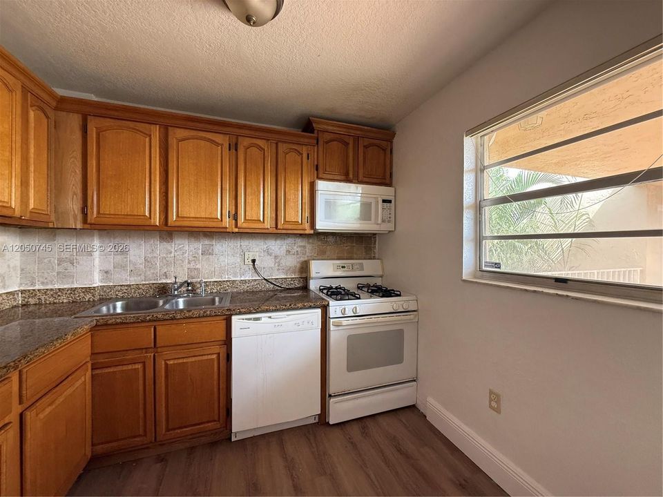 For Sale: $285,000 (2 beds, 1 baths, 997 Square Feet)