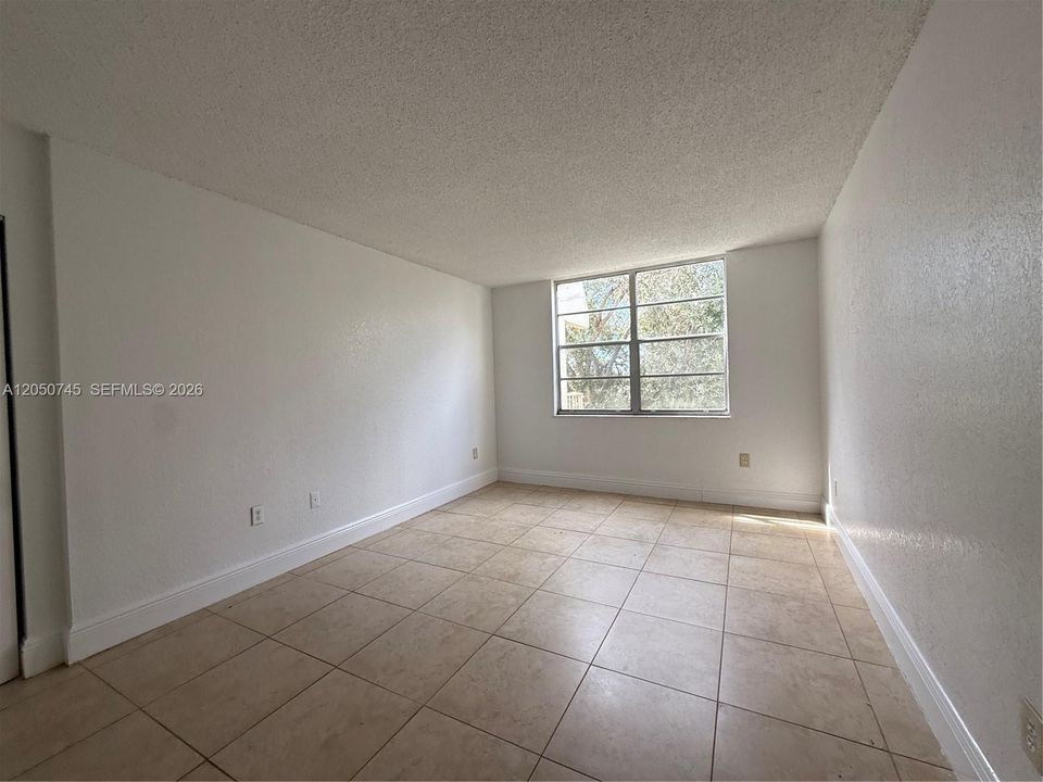 For Sale: $285,000 (2 beds, 1 baths, 997 Square Feet)