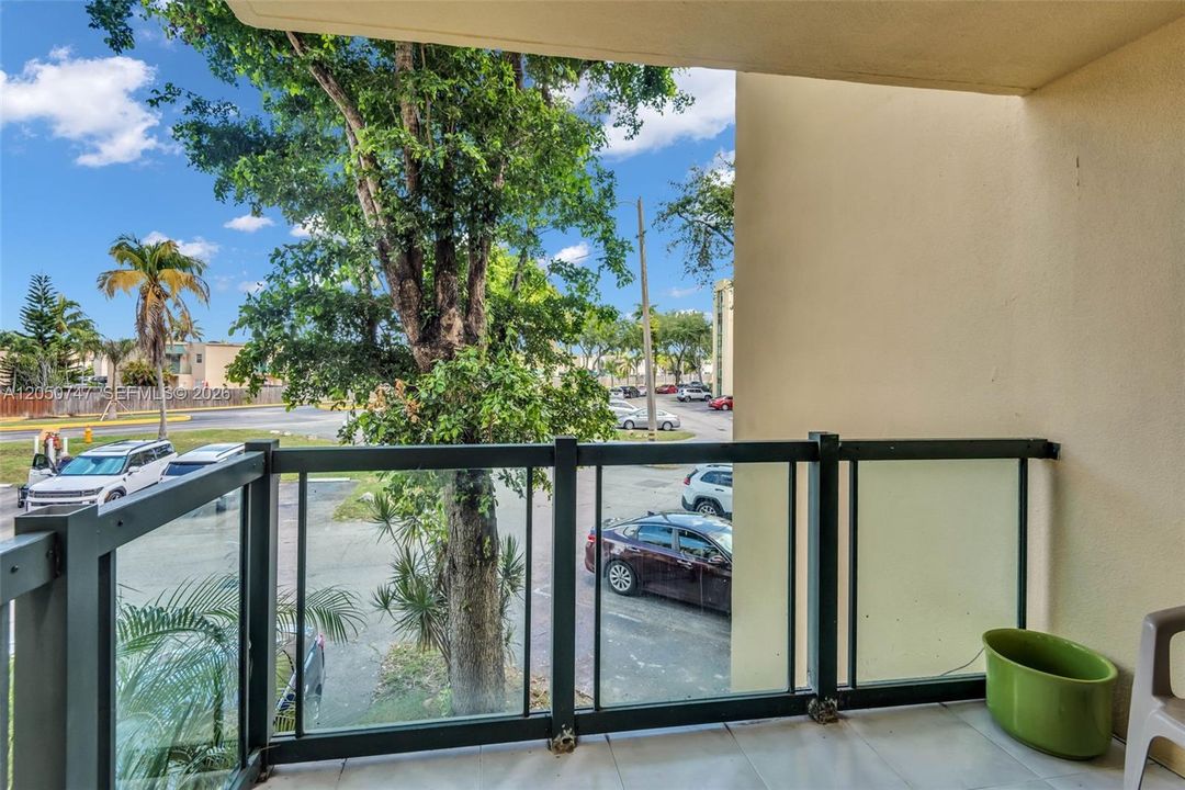For Sale: $235,000 (2 beds, 2 baths, 898 Square Feet)