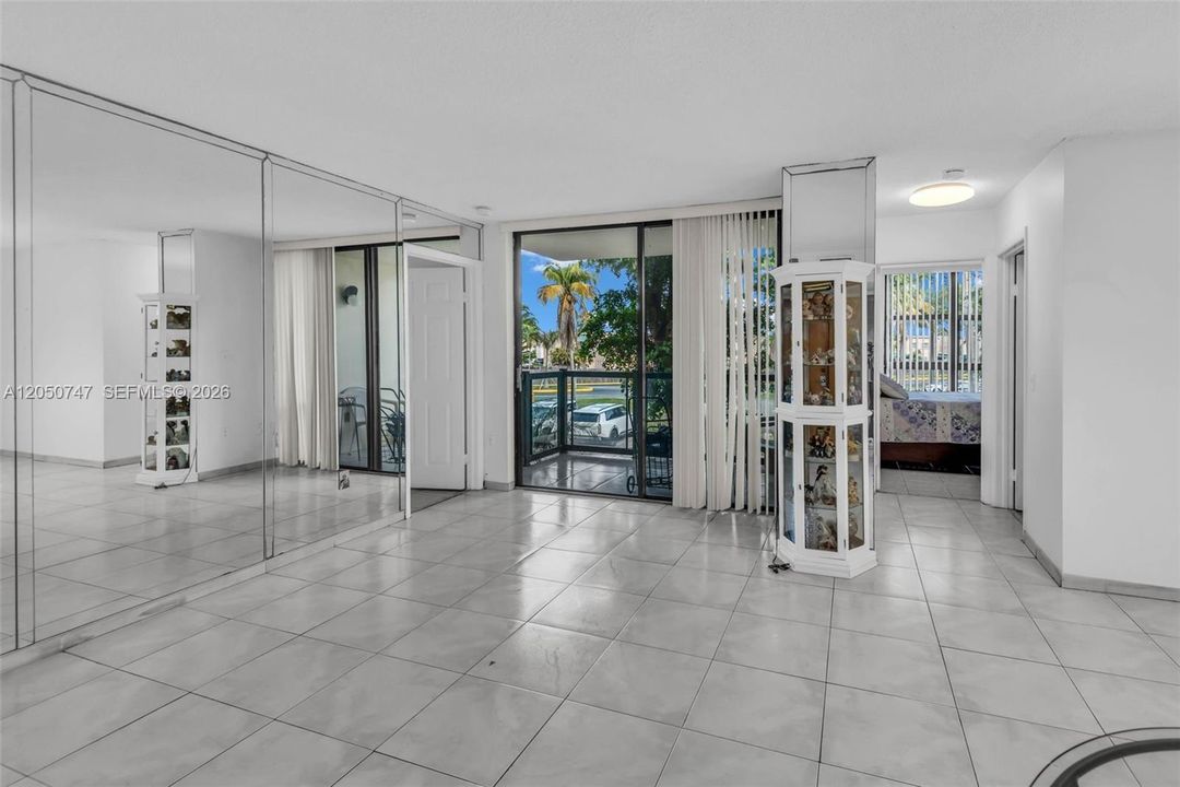 For Sale: $235,000 (2 beds, 2 baths, 898 Square Feet)