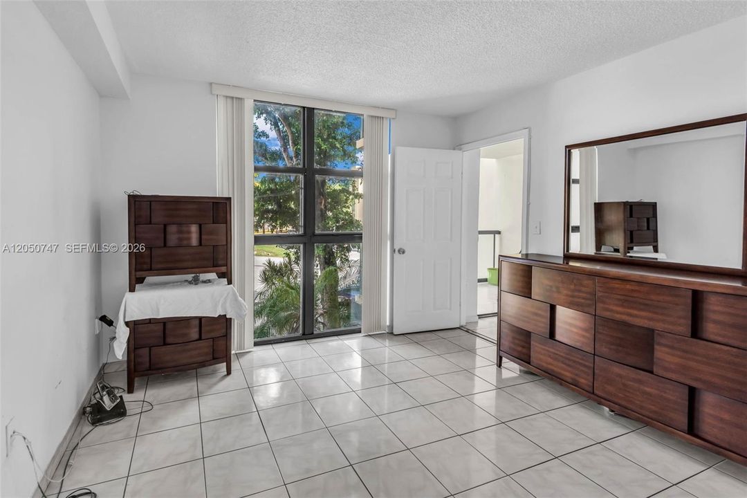 For Sale: $235,000 (2 beds, 2 baths, 898 Square Feet)