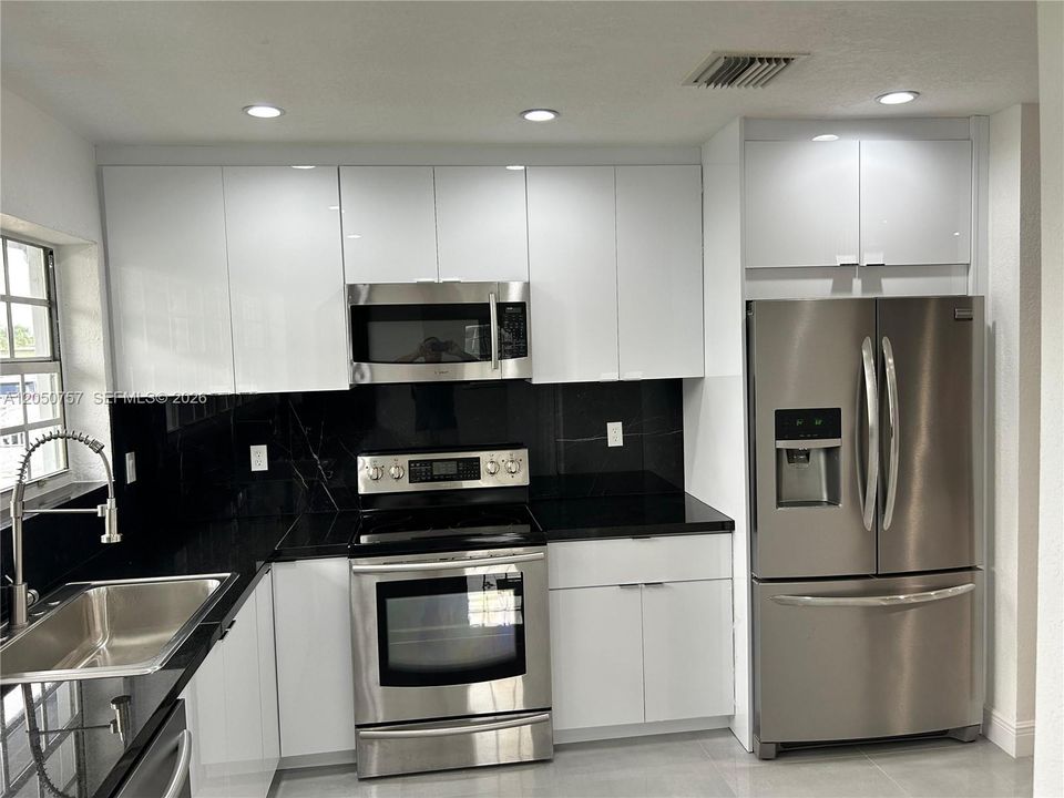 En Venta: $699,500 (4 camas, 2 baños, 1828 Pies cuadrados)