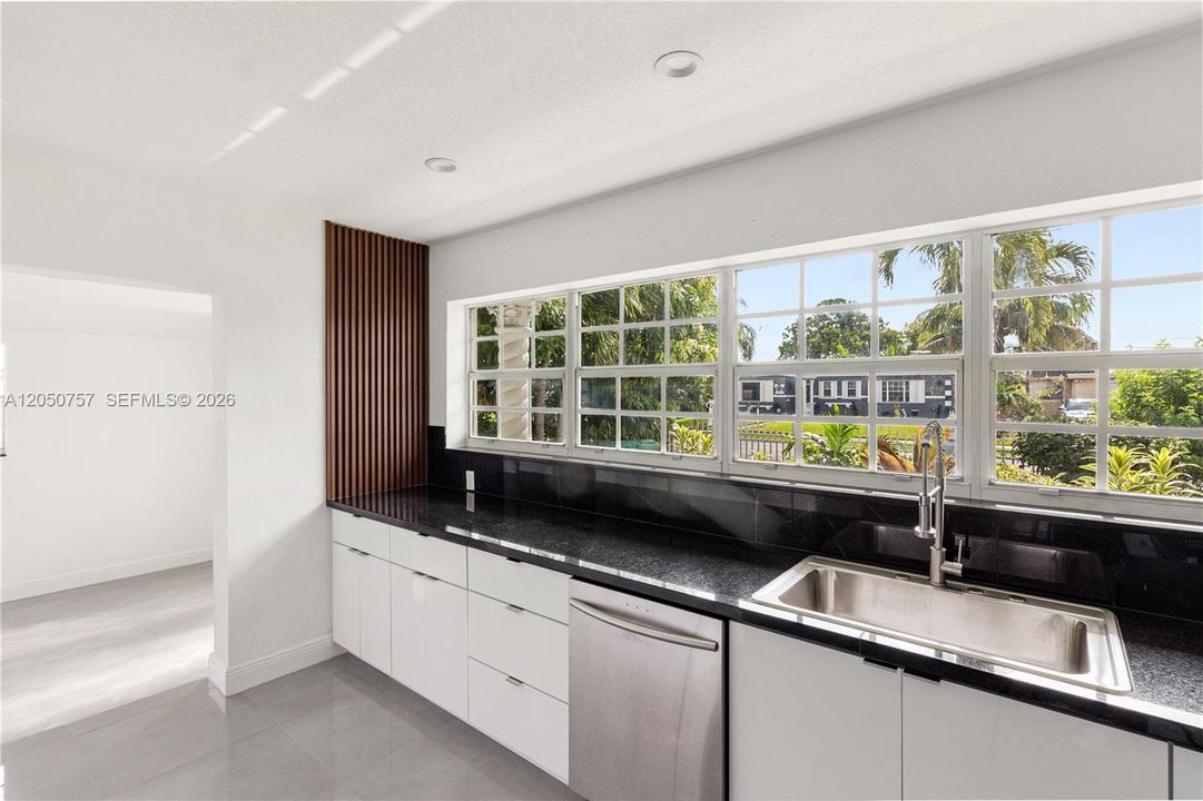 En Venta: $699,500 (4 camas, 2 baños, 1828 Pies cuadrados)