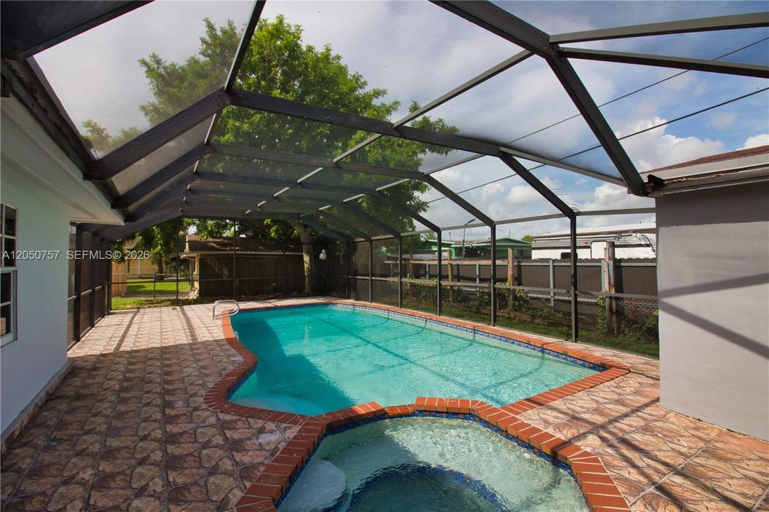 En Venta: $699,500 (4 camas, 2 baños, 1828 Pies cuadrados)