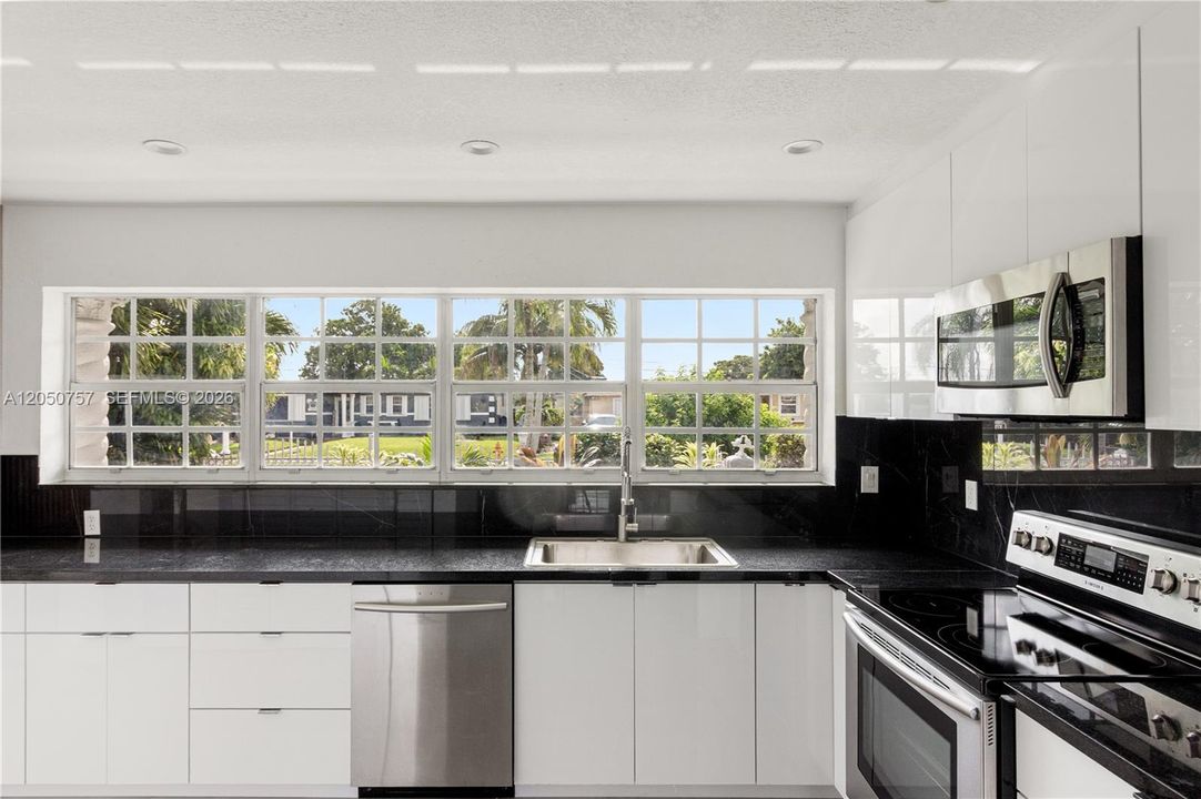En Venta: $699,500 (4 camas, 2 baños, 1828 Pies cuadrados)