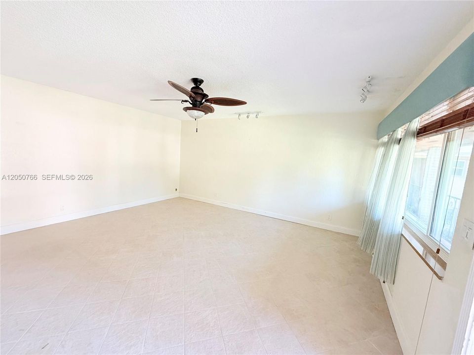 For Sale: $155,000 (2 beds, 1 baths, 850 Square Feet)
