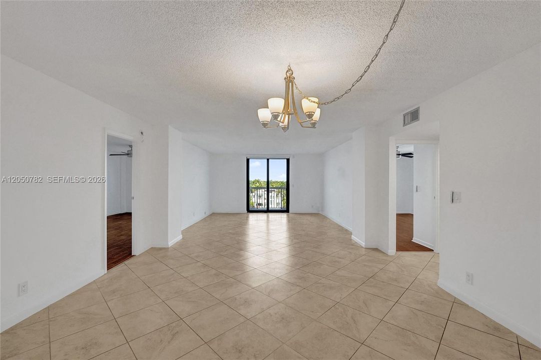 For Sale: $450,000 (2 beds, 2 baths, 1287 Square Feet)
