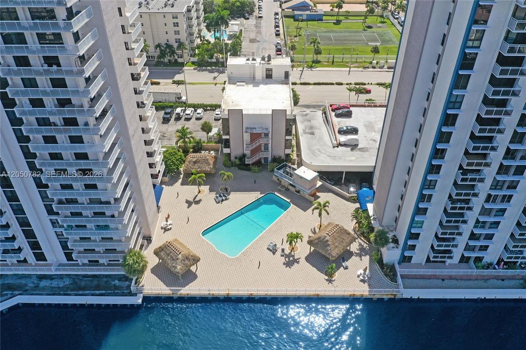 For Sale: $450,000 (2 beds, 2 baths, 1287 Square Feet)