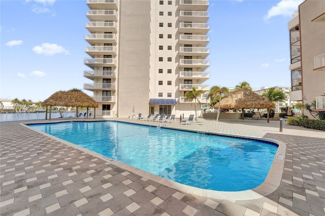 For Sale: $450,000 (2 beds, 2 baths, 1287 Square Feet)