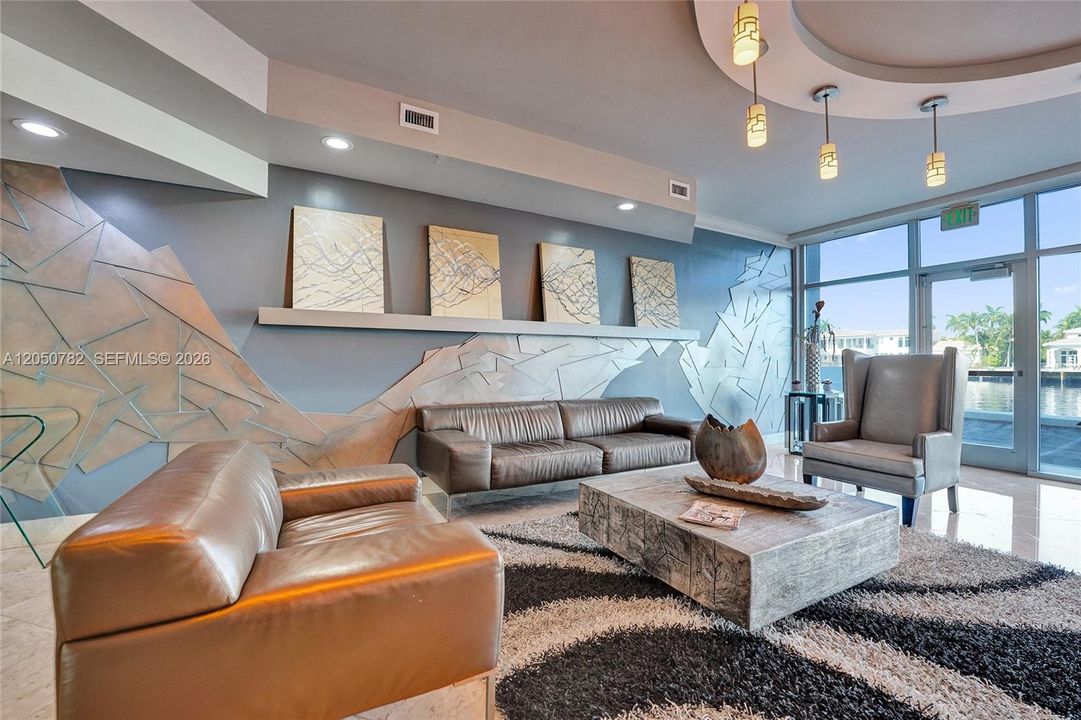 For Sale: $450,000 (2 beds, 2 baths, 1287 Square Feet)
