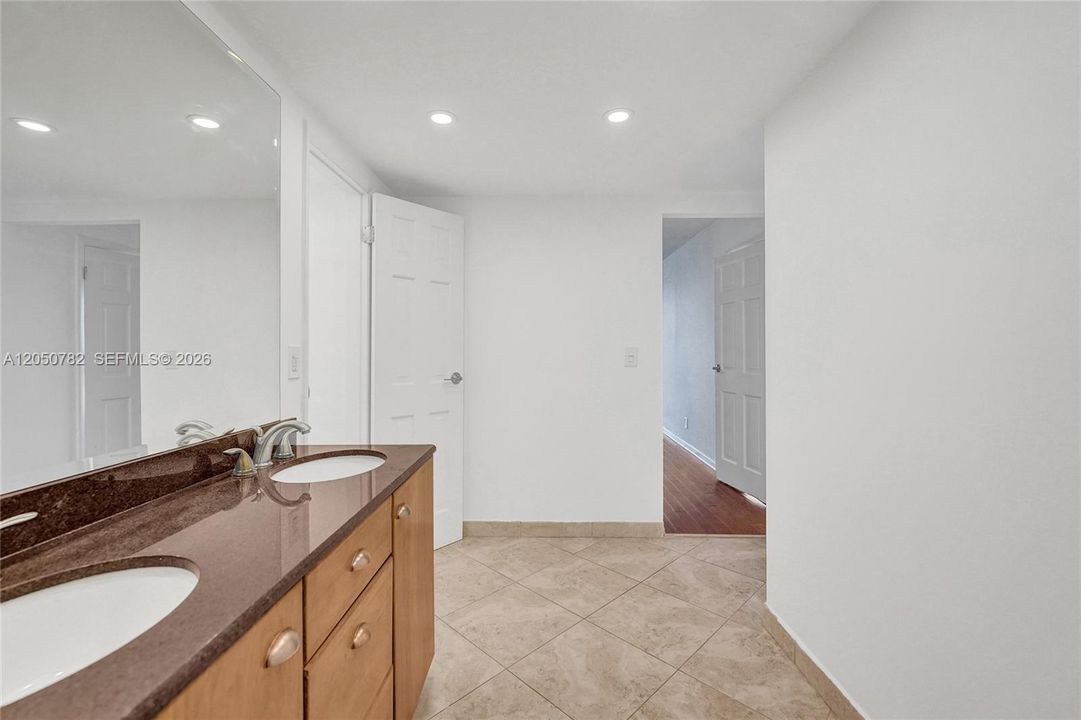 For Sale: $450,000 (2 beds, 2 baths, 1287 Square Feet)
