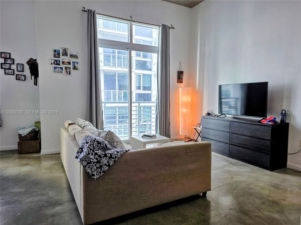 For Sale: $282,000 (1 beds, 1 baths, 625 Square Feet)