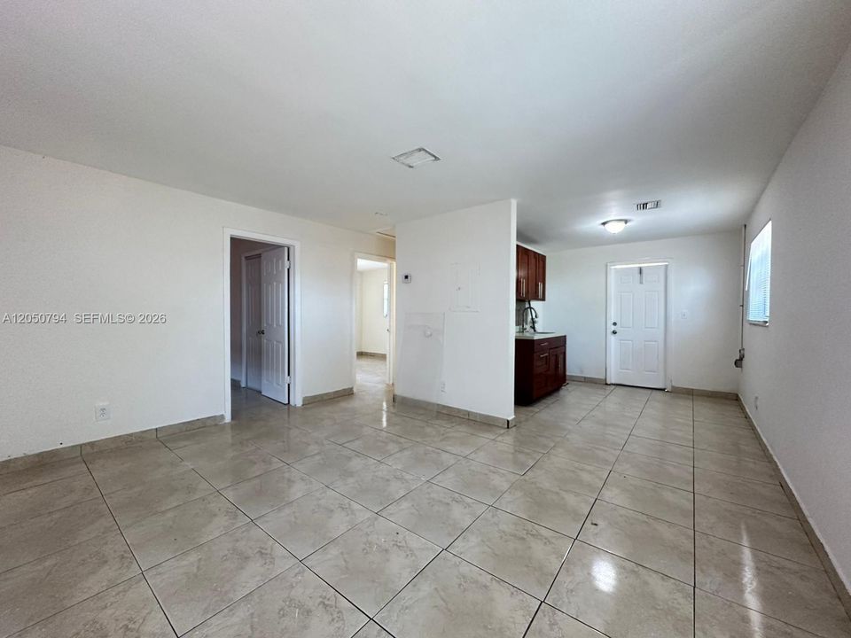 For Rent: $1,600 (2 beds, 1 baths, 3693 Square Feet)