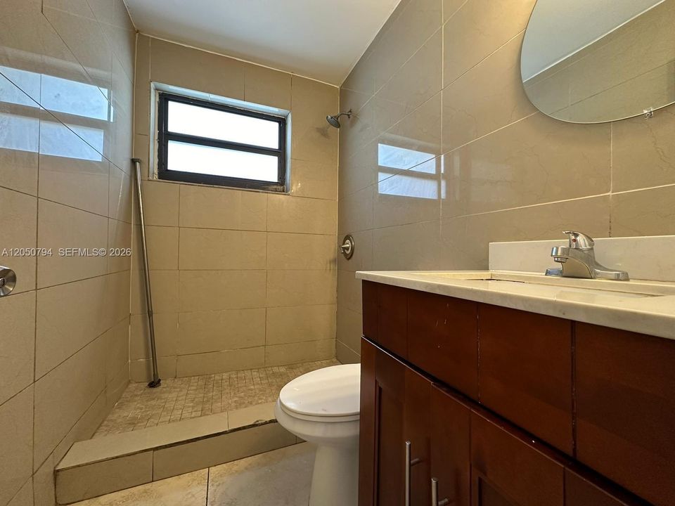 For Rent: $1,600 (2 beds, 1 baths, 3693 Square Feet)