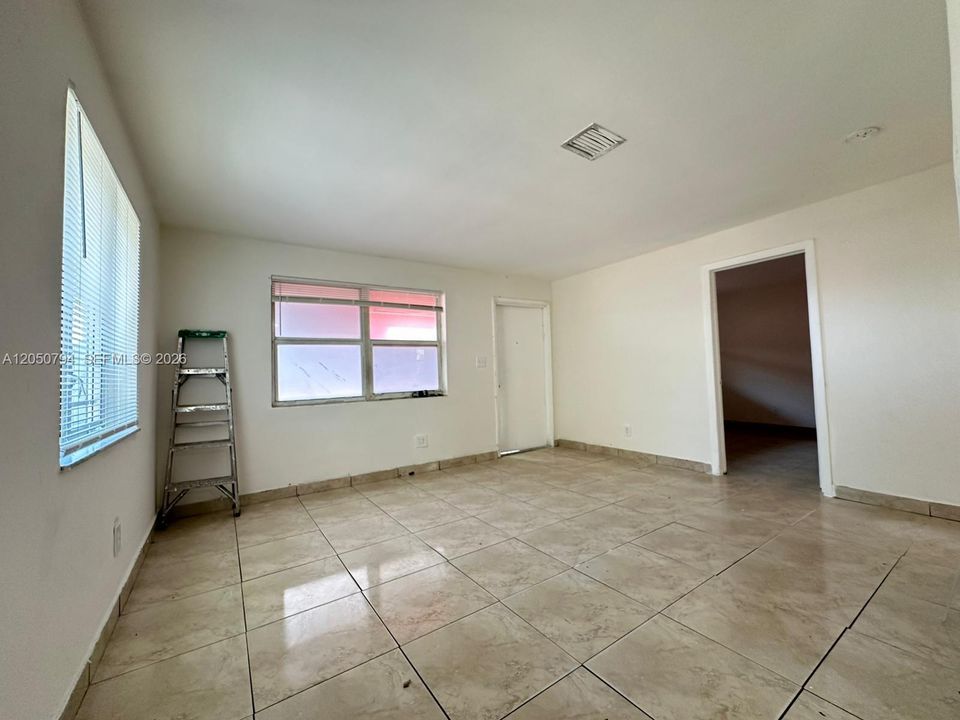 For Rent: $1,600 (2 beds, 1 baths, 3693 Square Feet)