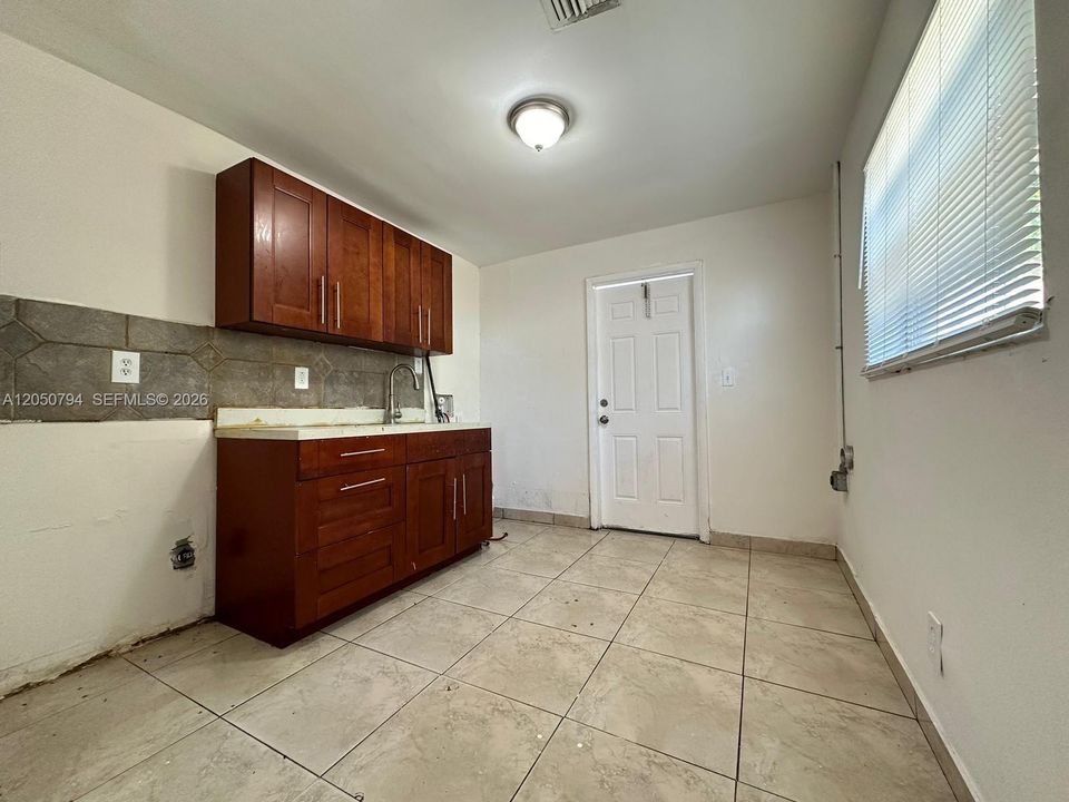 For Rent: $1,600 (2 beds, 1 baths, 3693 Square Feet)