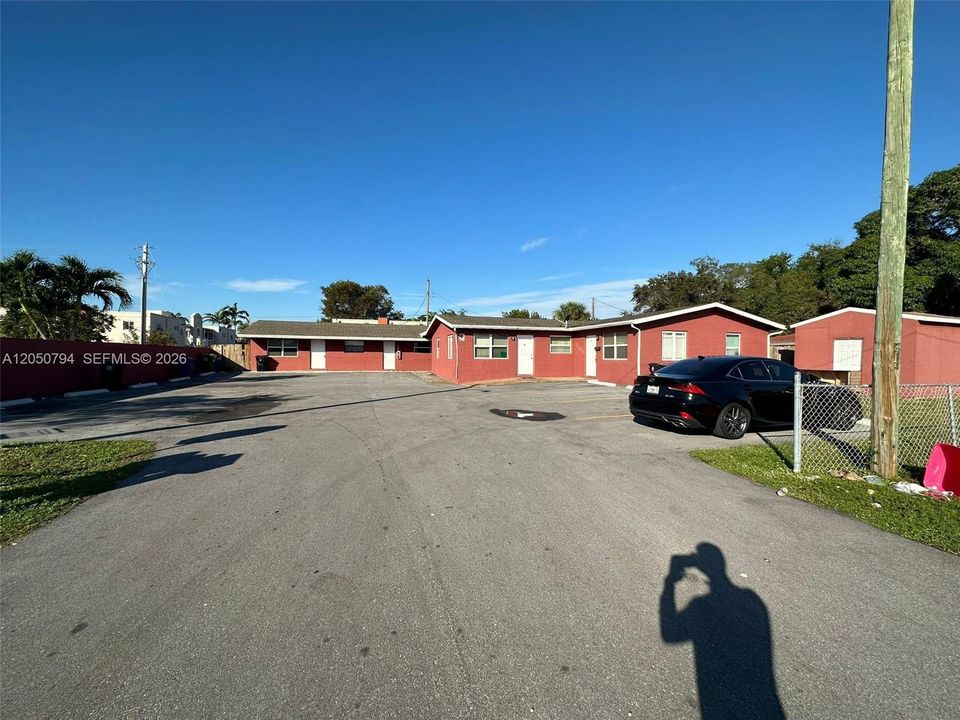 For Rent: $1,600 (2 beds, 1 baths, 3693 Square Feet)