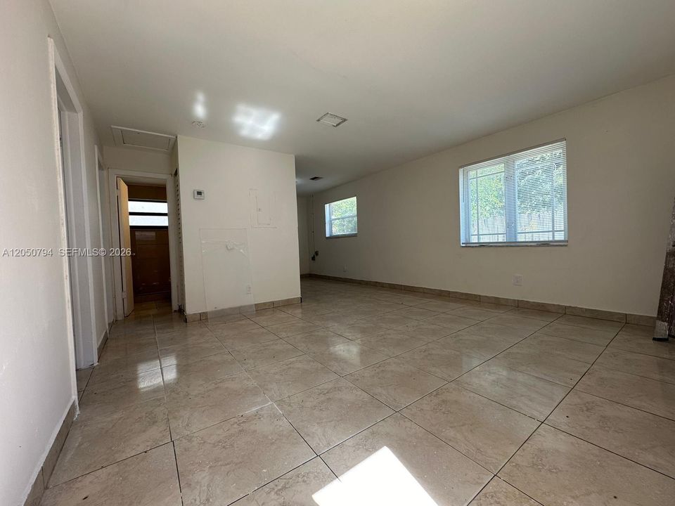 For Rent: $1,600 (2 beds, 1 baths, 3693 Square Feet)