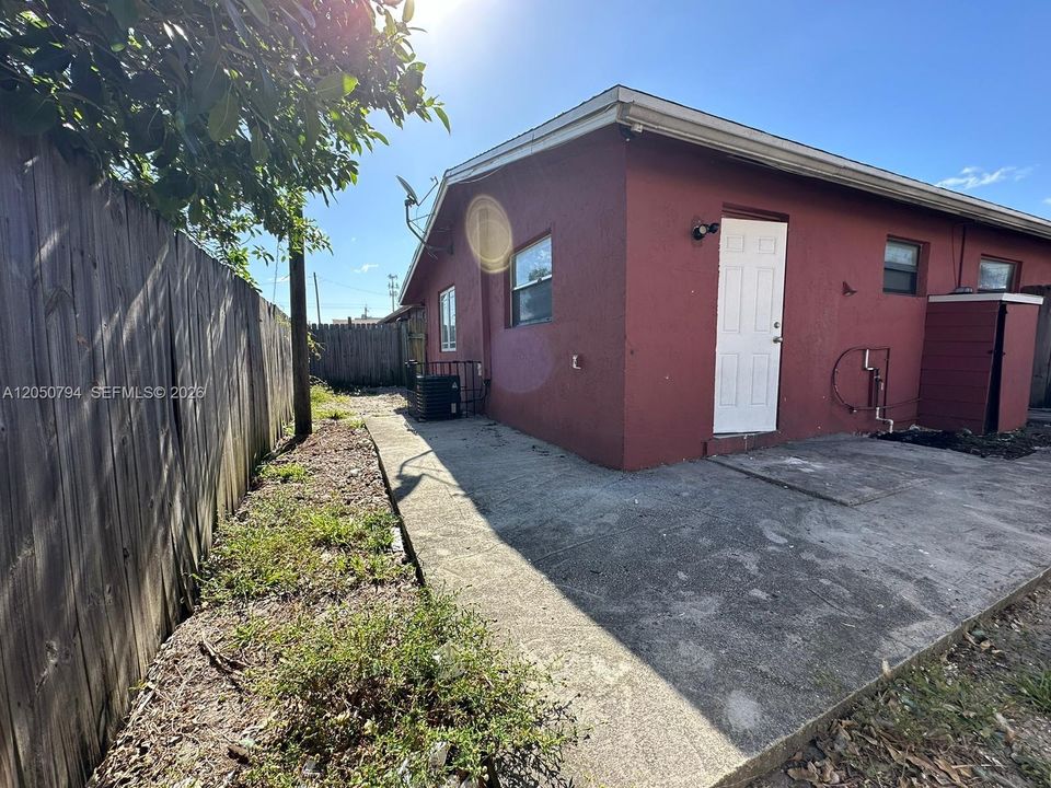 For Rent: $1,600 (2 beds, 1 baths, 3693 Square Feet)