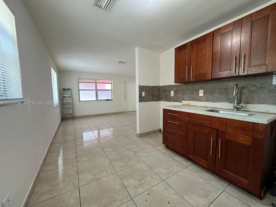 For Rent: $1,600 (2 beds, 1 baths, 3693 Square Feet)