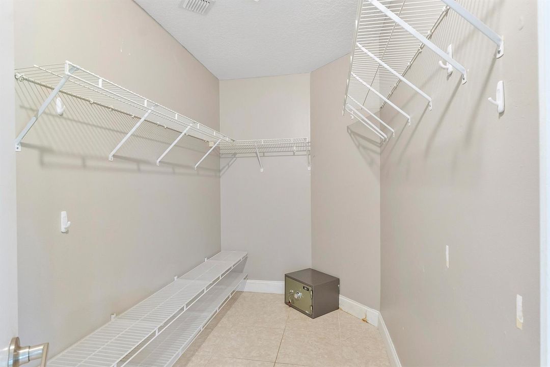 8821 Lake Park Cir N_021