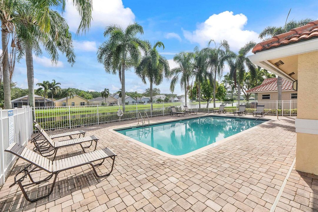 8821 Lake Park Cir N_044