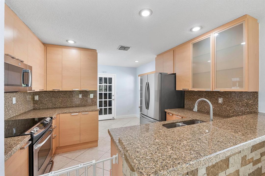 8821 Lake Park Cir N_012