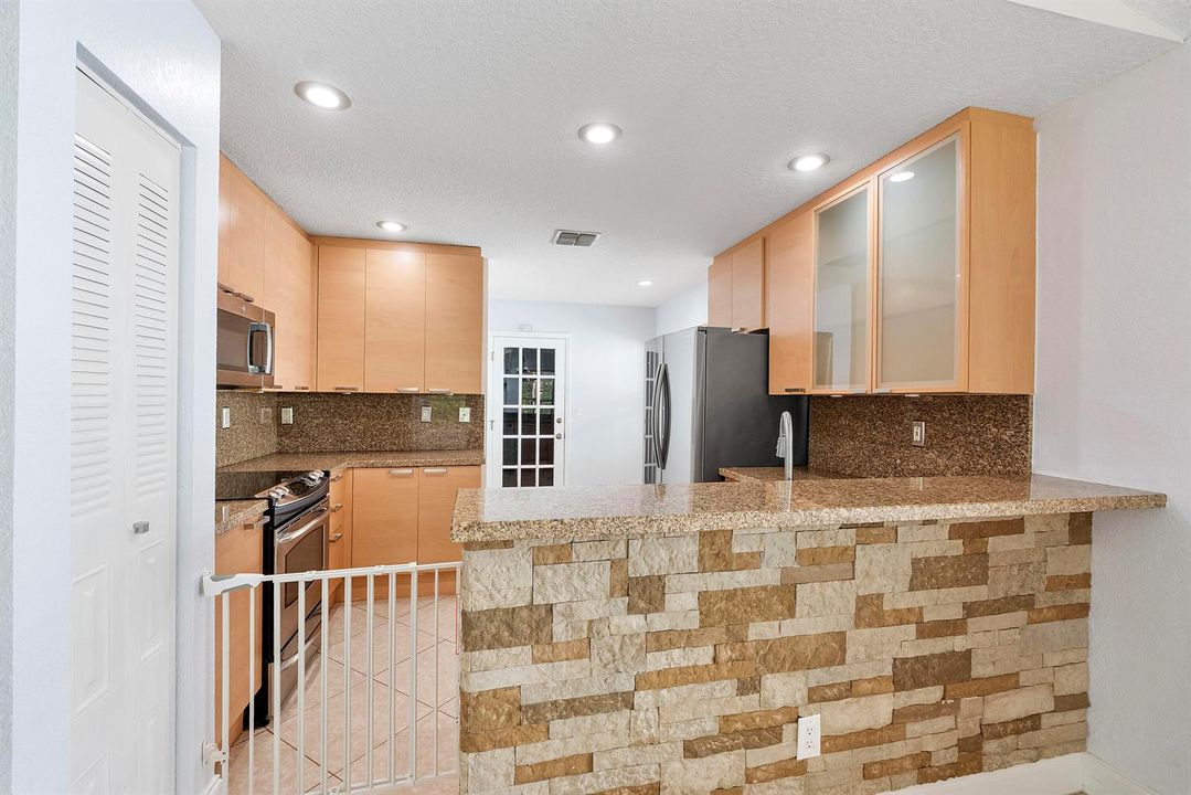 8821 Lake Park Cir N_010