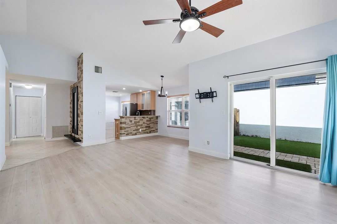 8821 Lake Park Cir N_016