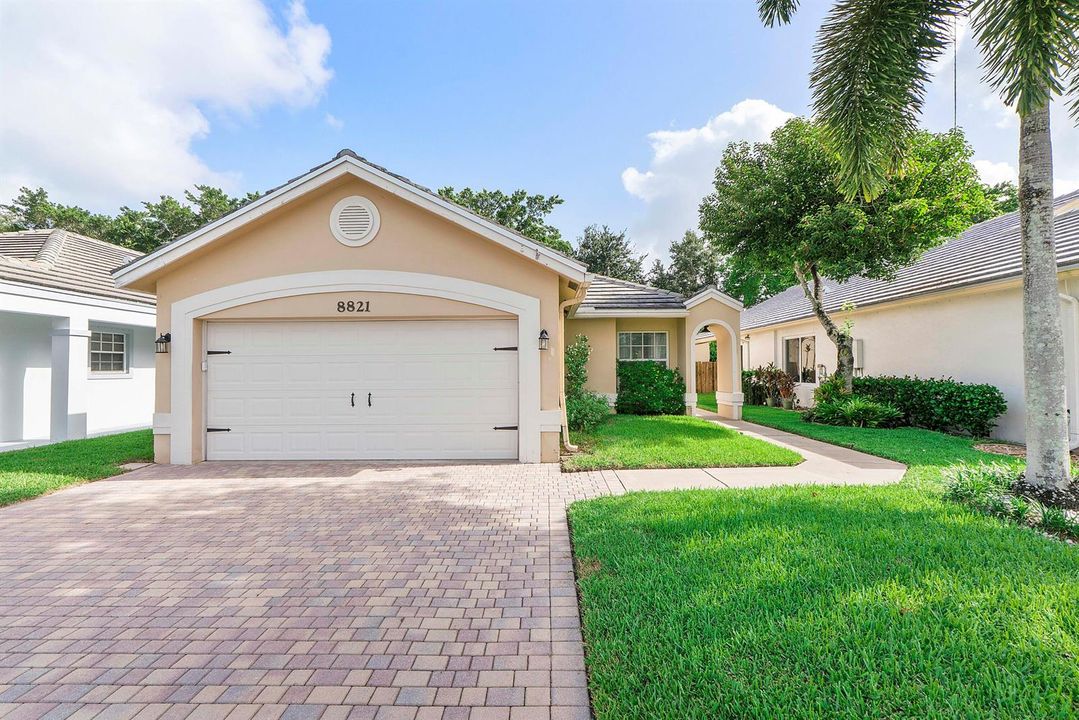 8821 Lake Park Cir N_041