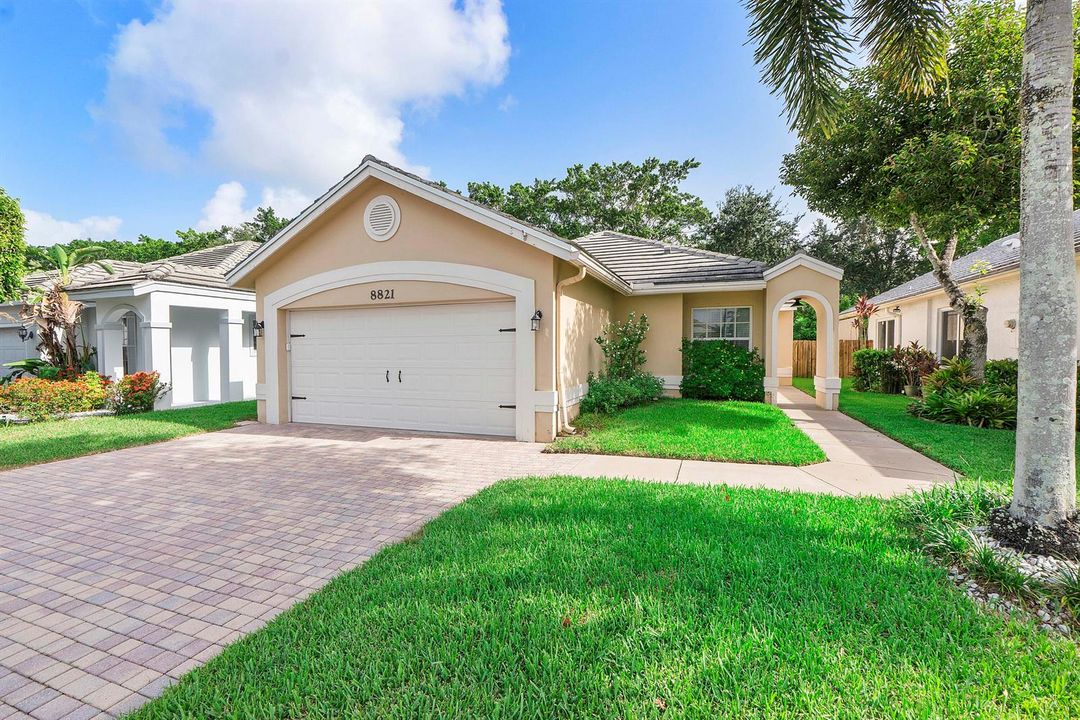 8821 Lake Park Cir N_038