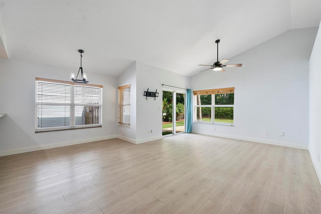 8821 Lake Park Cir N_001