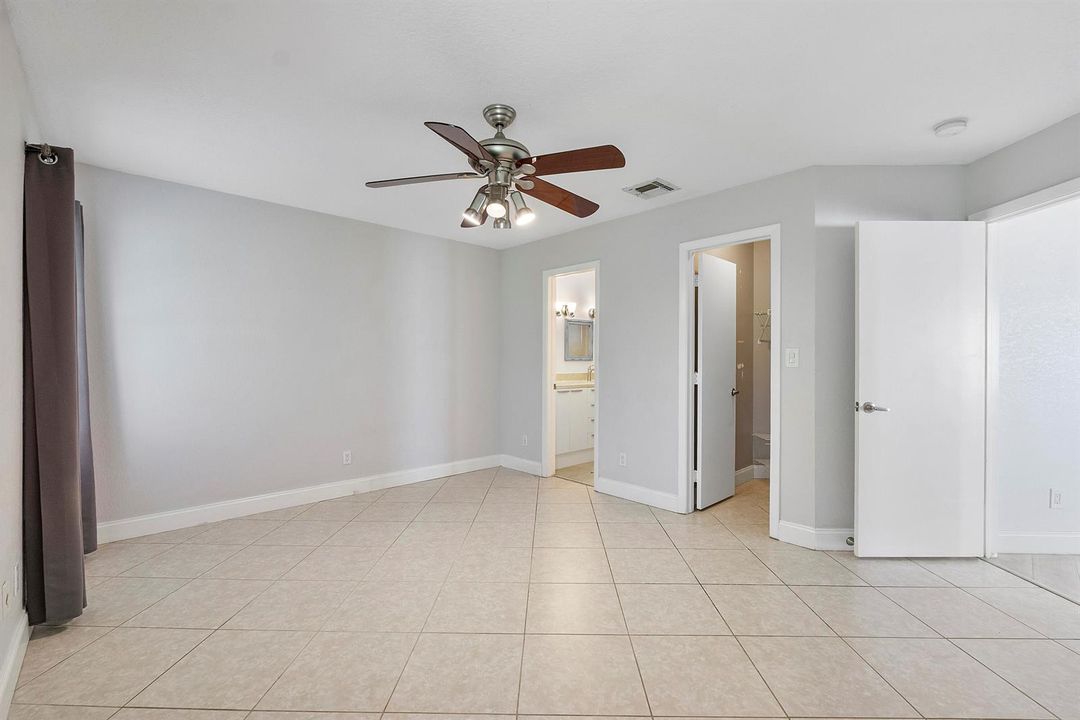 8821 Lake Park Cir N_018