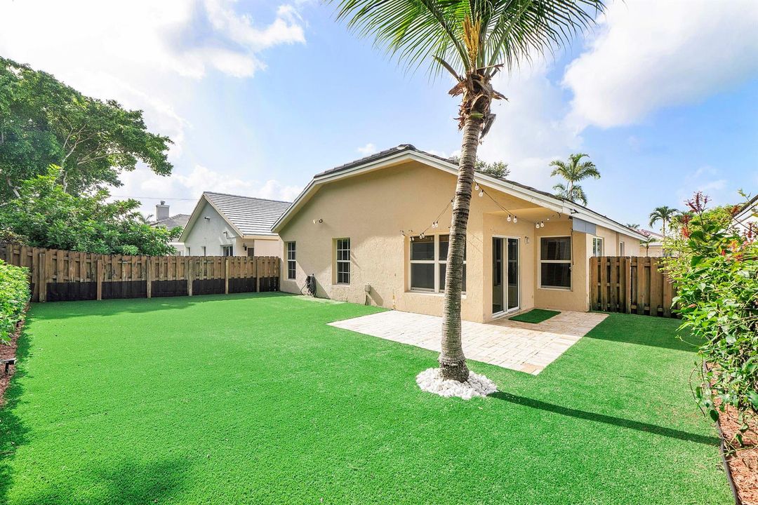 8821 Lake Park Cir N_032