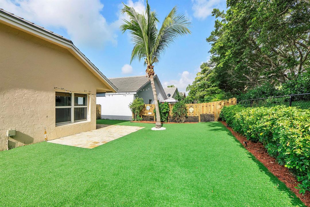8821 Lake Park Cir N_036