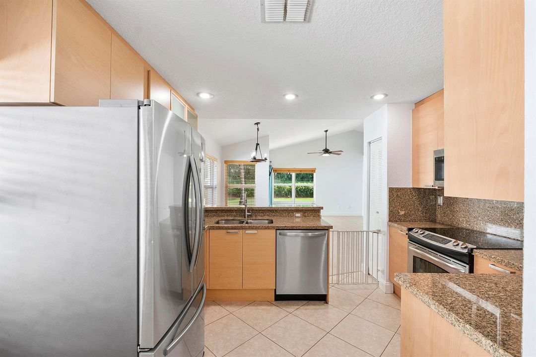 8821 Lake Park Cir N_014