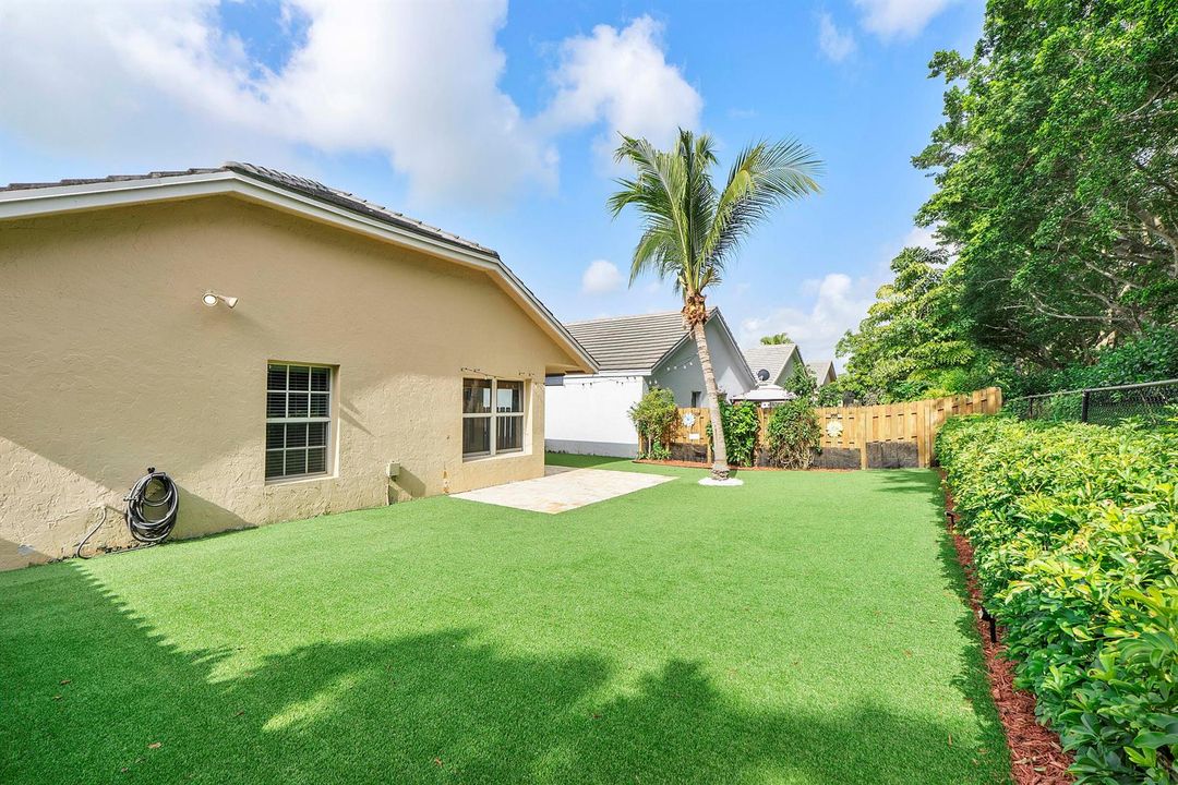 8821 Lake Park Cir N_035