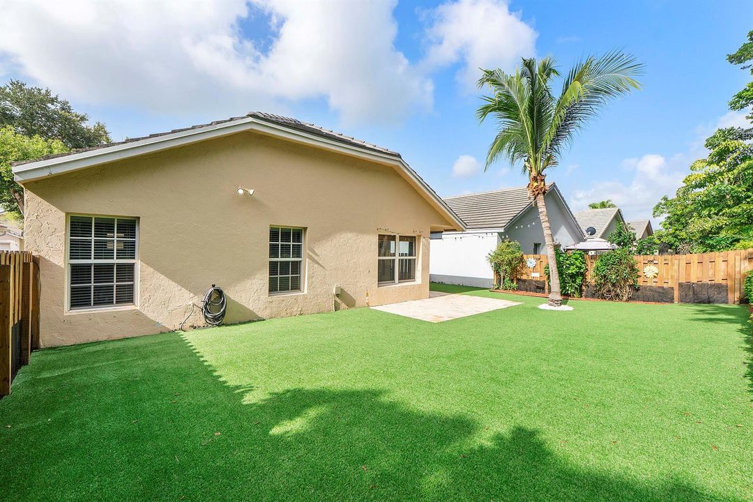 8821 Lake Park Cir N_034